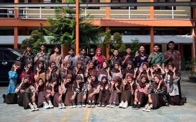 Warna-warni Batik Meriahkan Hari Batik Nasional di MAN 2 Kota Cirebon