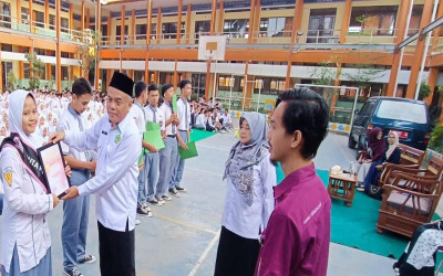 Bangga! MAN 2 Kota Cirebon Beri Penghargaan untuk Siswa Berprestasi